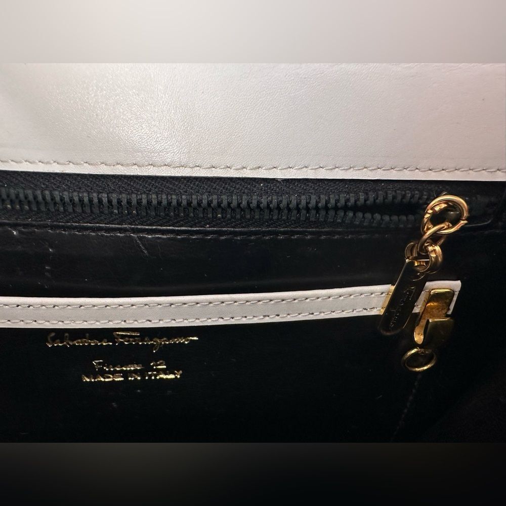 Vintage Salvatore Ferragamo White Navy Leather Shoulder Bag Gold Hardware Italy - Picture 6 of 14